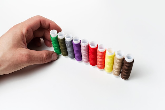 Manos bordando detalle